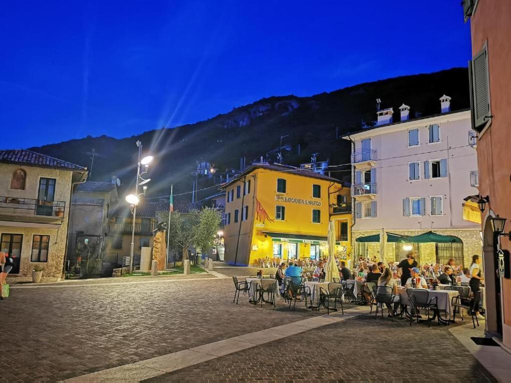 Appartamento Attico Nel Borgo Torri Del Benaco Esterno foto